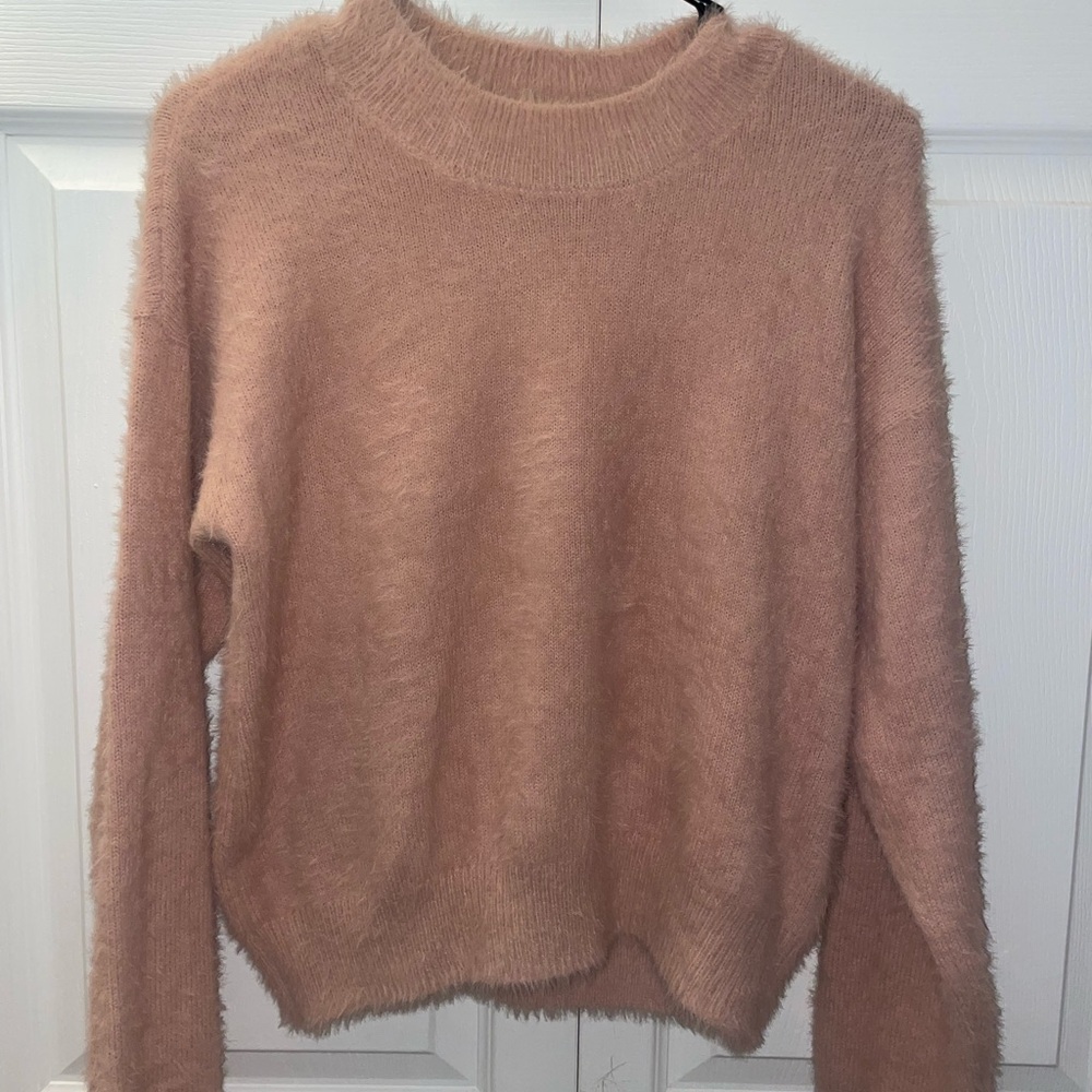 Women’s Sweater! NO RIPS, SNAGS, OR ANYTHING YOU CAN THINK OFF.